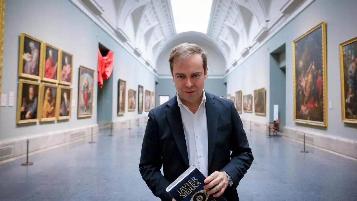 Javier Sierra en el Museo del Prado, uno de los escenarios principales de su nueva novela, 'El plan maestro'.