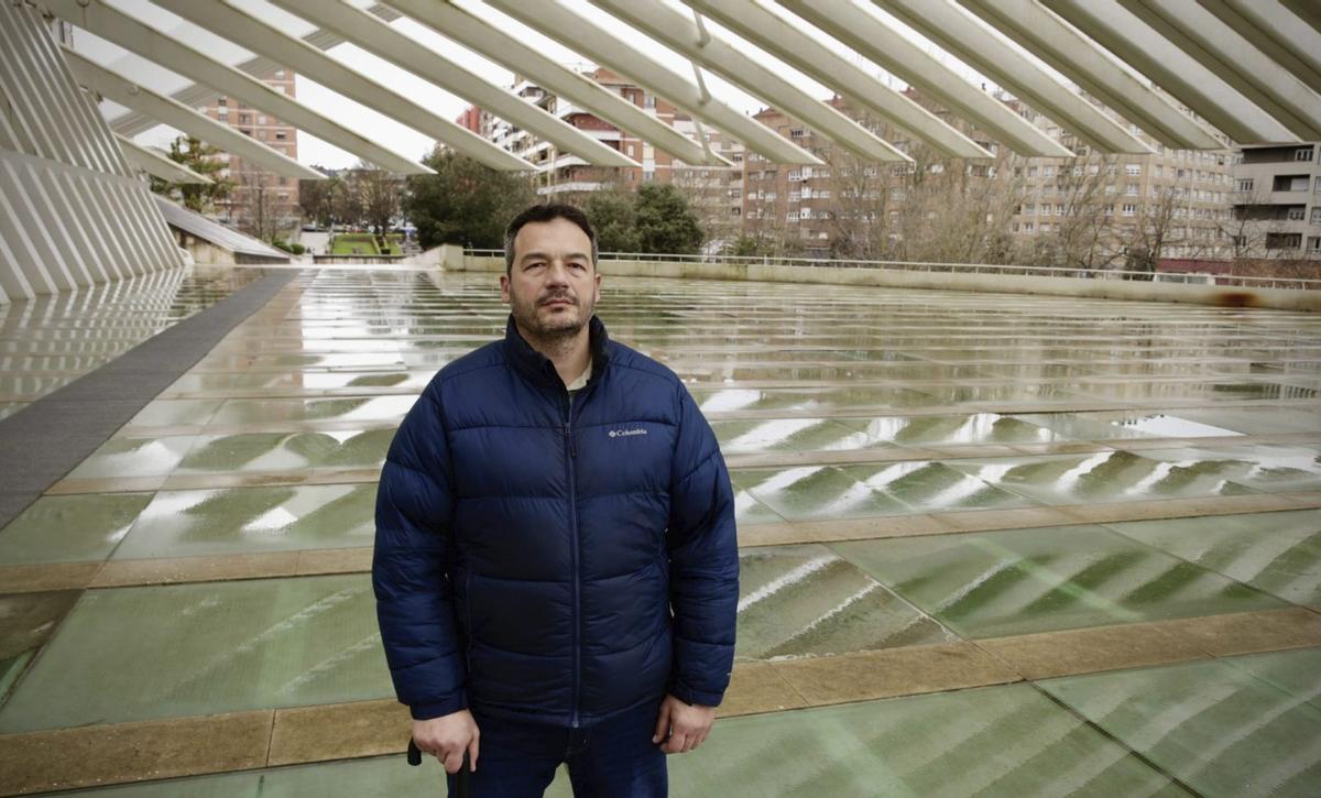 Luis Manuel Rodríguez Alija, en el Calatrava, al fondo los jardines de la avenida de Buenavista. | JUAN PLAZA