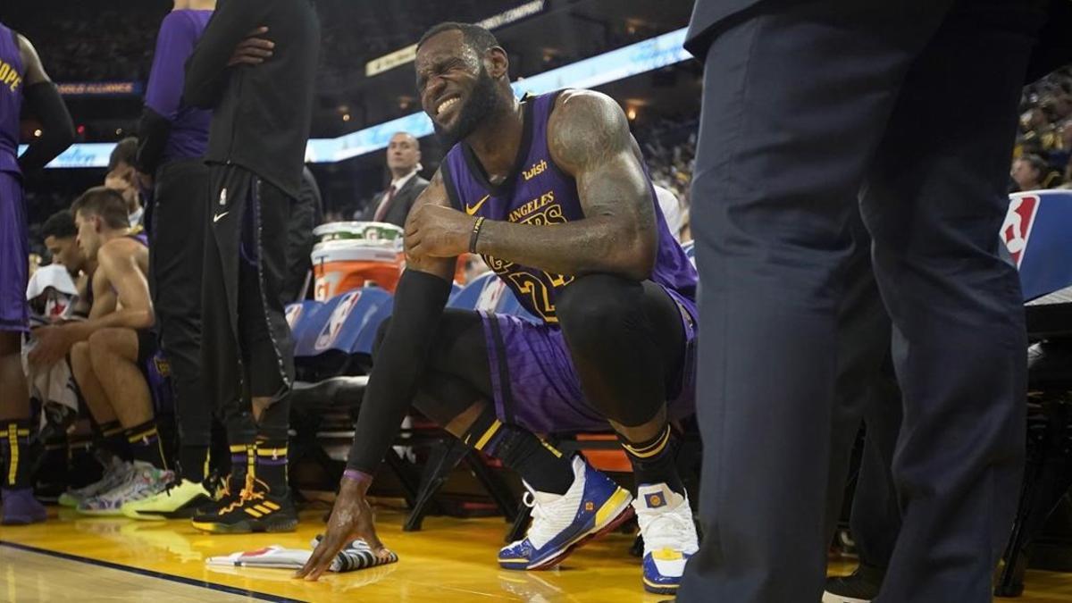 LeBron James, de los Lakers, se muestra dolorido en el banquillo del equipo de Los Ángeles.