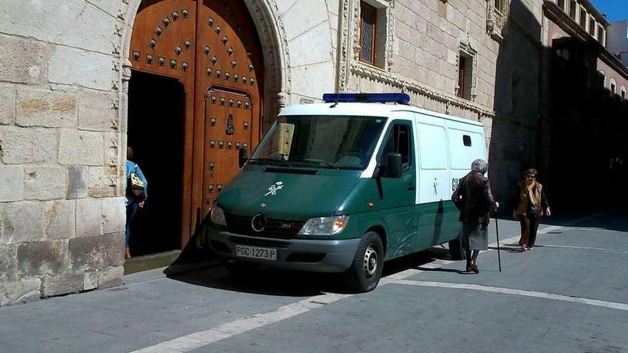 Una furgoneta de la Gurardia Civil a su llegada a la Audiencia Provincial con detenidos.