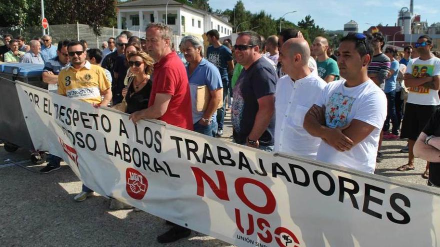 Trabajadores de Ence, durante la concentración de ayer.