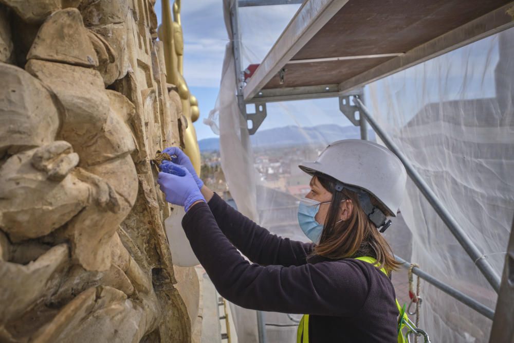 Restauració de l''escut de la façana del Teatre-Mus