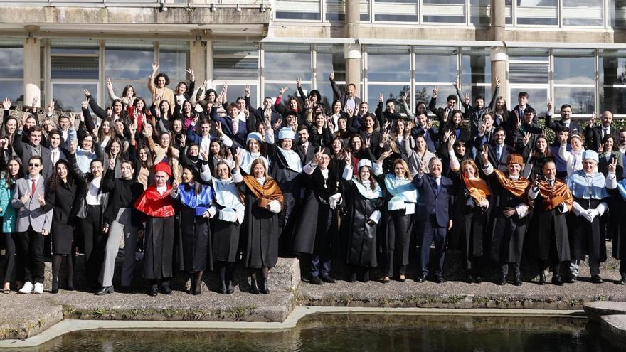 Foto de familia de los alumnos premiados con el rector, el presidente del Consello Social, 
miembros del equipo rectoral, decanos y profesores de la UVigo.    | // ALBA VILLAR