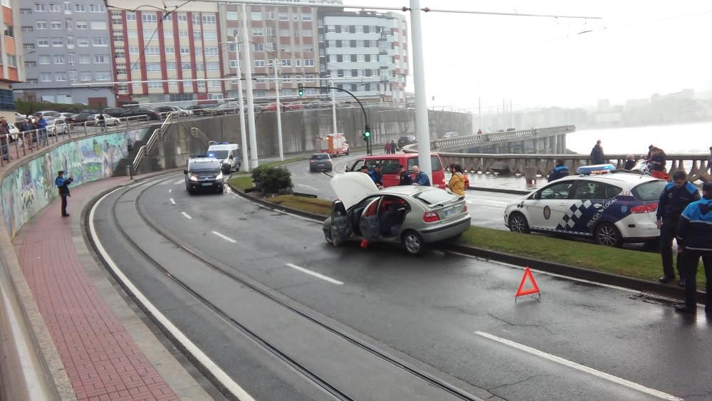 En el siniestro ocurrido esta mañana el vehículo se salió de la vía y terminó subido a la mediana.