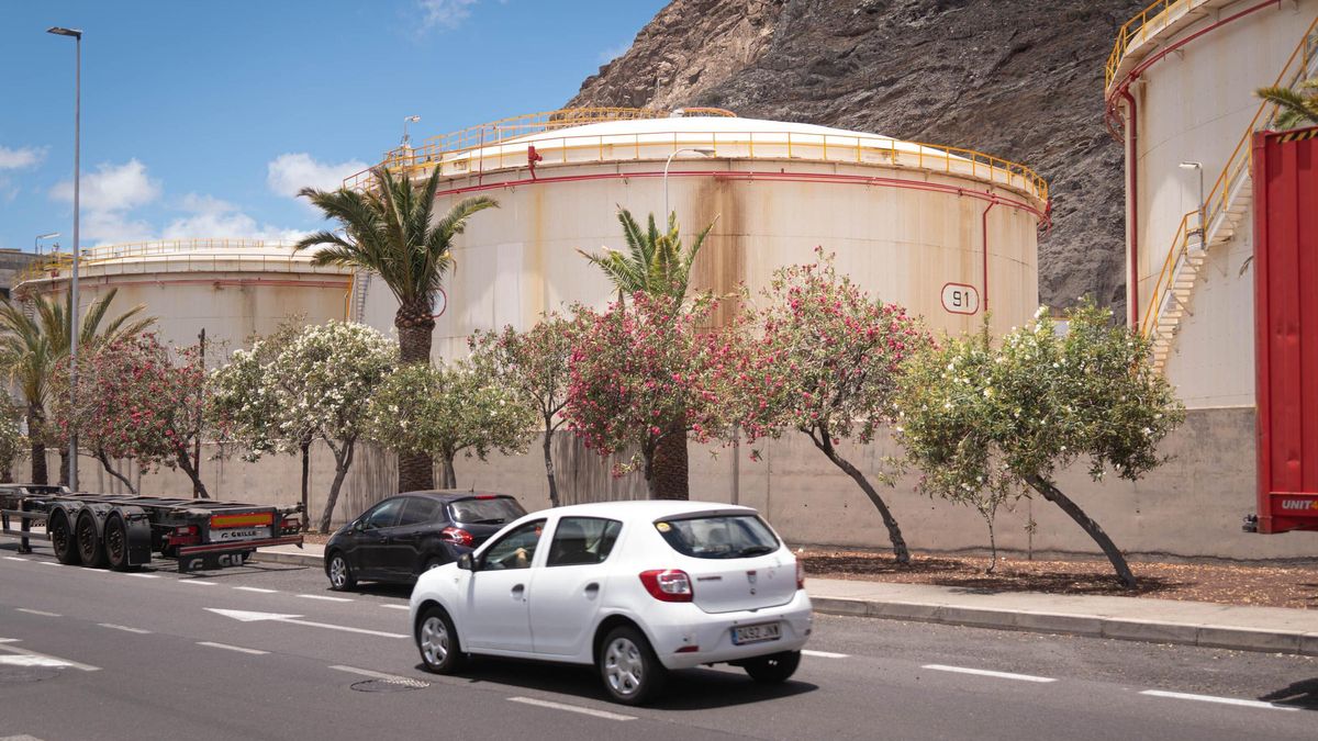 Factoría del Dique del Este, de Moeve (Cepsa), formada por 13 tanques situados en Cueva Bermeja y conectados a la Refinería de Santa Cruz.