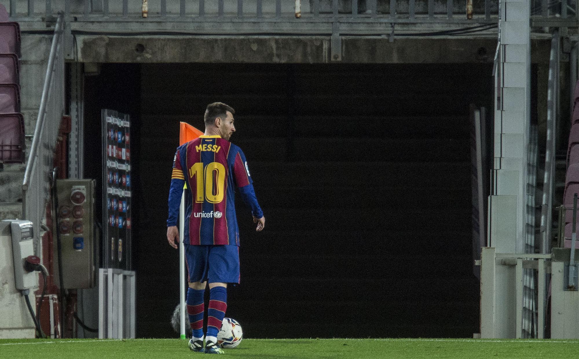 Messi se dispone a lanzar un saque de esquina en el Camp Nou.