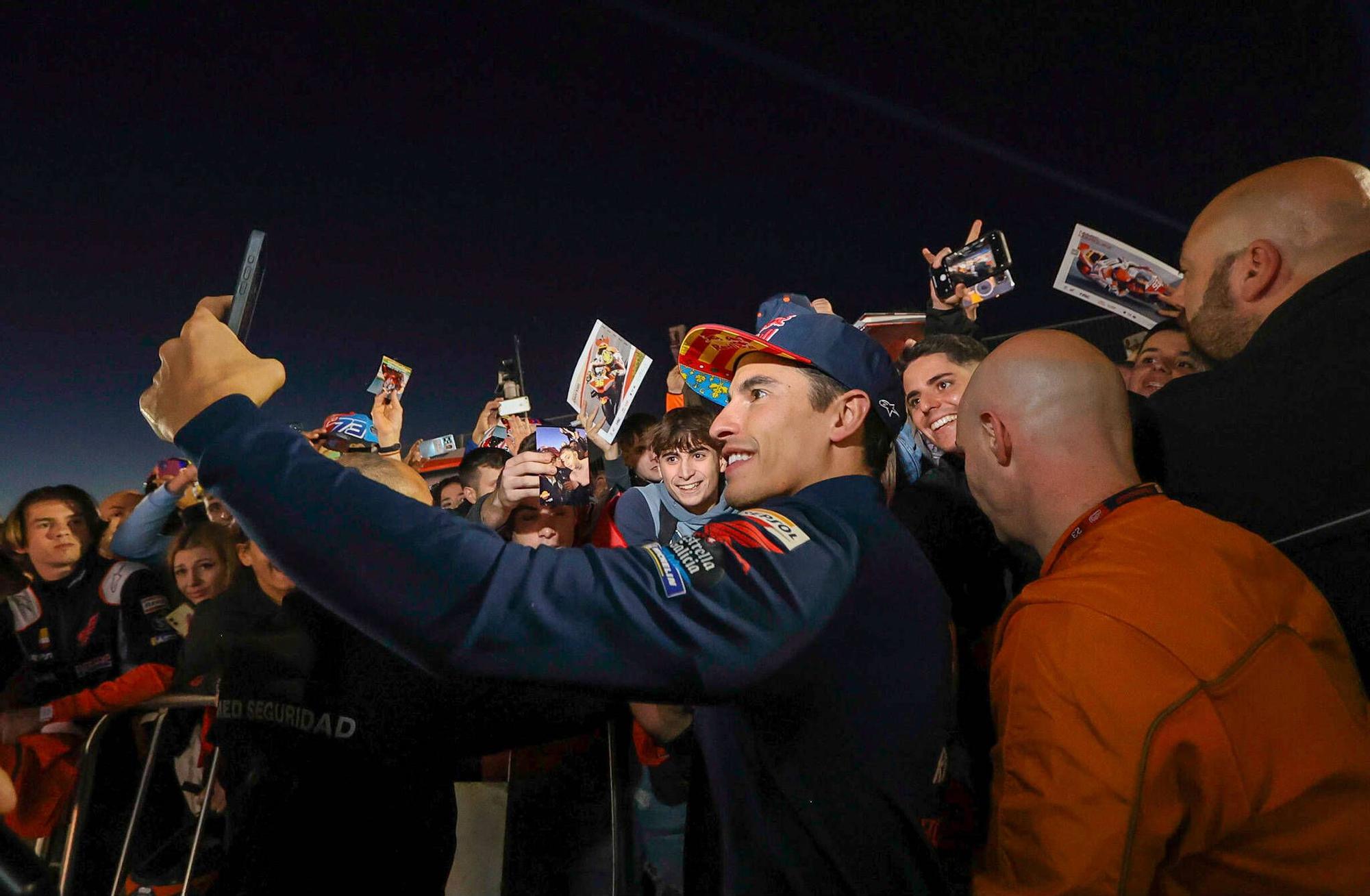 Más de 2.000 aficionados disfrutan del pitwalk con Marc Márquez y los pilotos de MotoGP