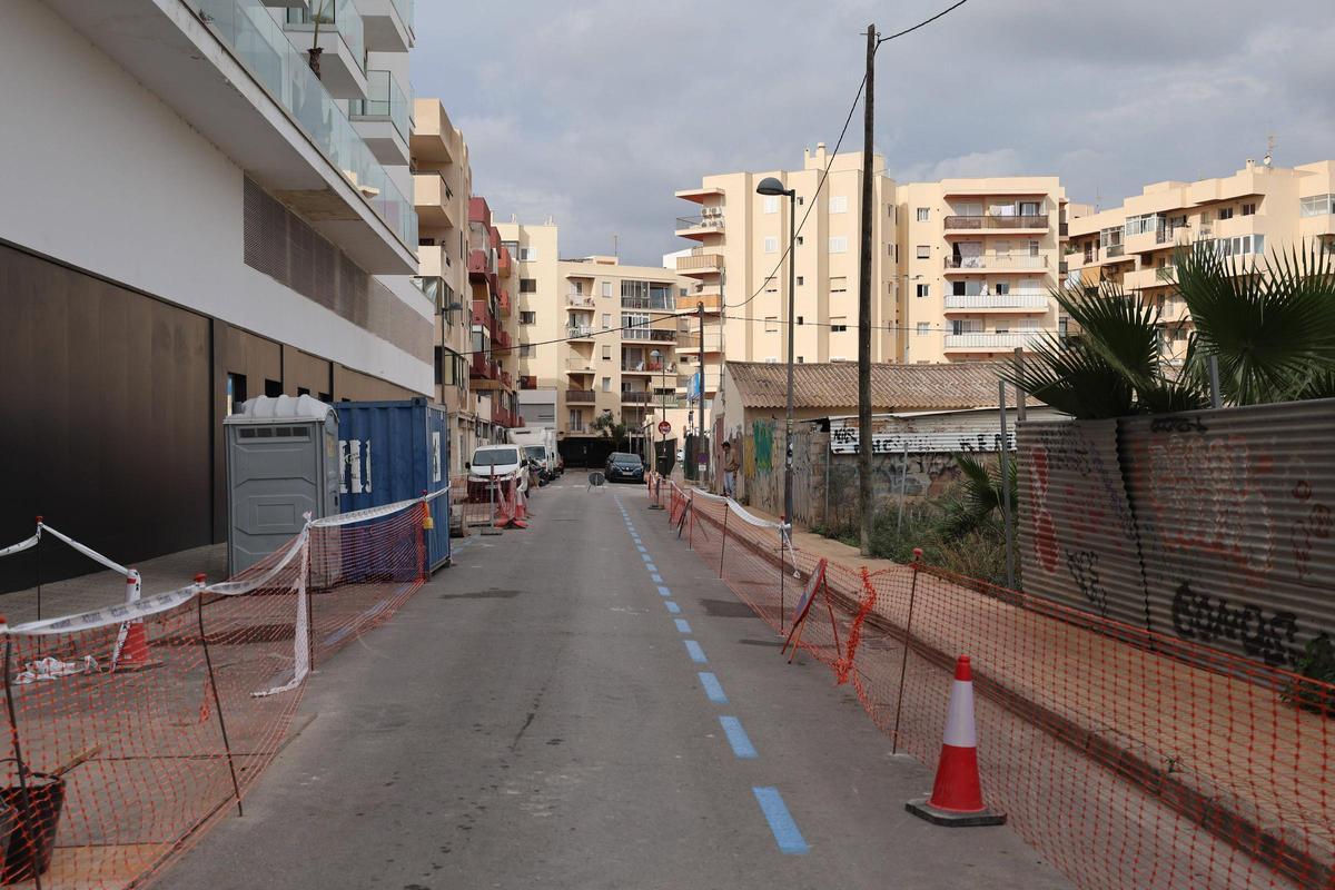 Preparativos de trabajos de canalización de agua junto al puerto.