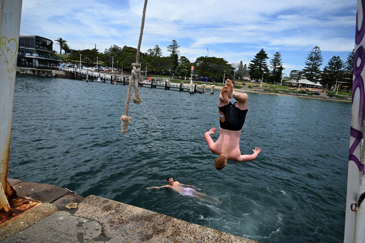 En Wollongong, Australia, un grupo de jóvenes se refresca en la  Belmore Basin para combatir las altas temperaturas