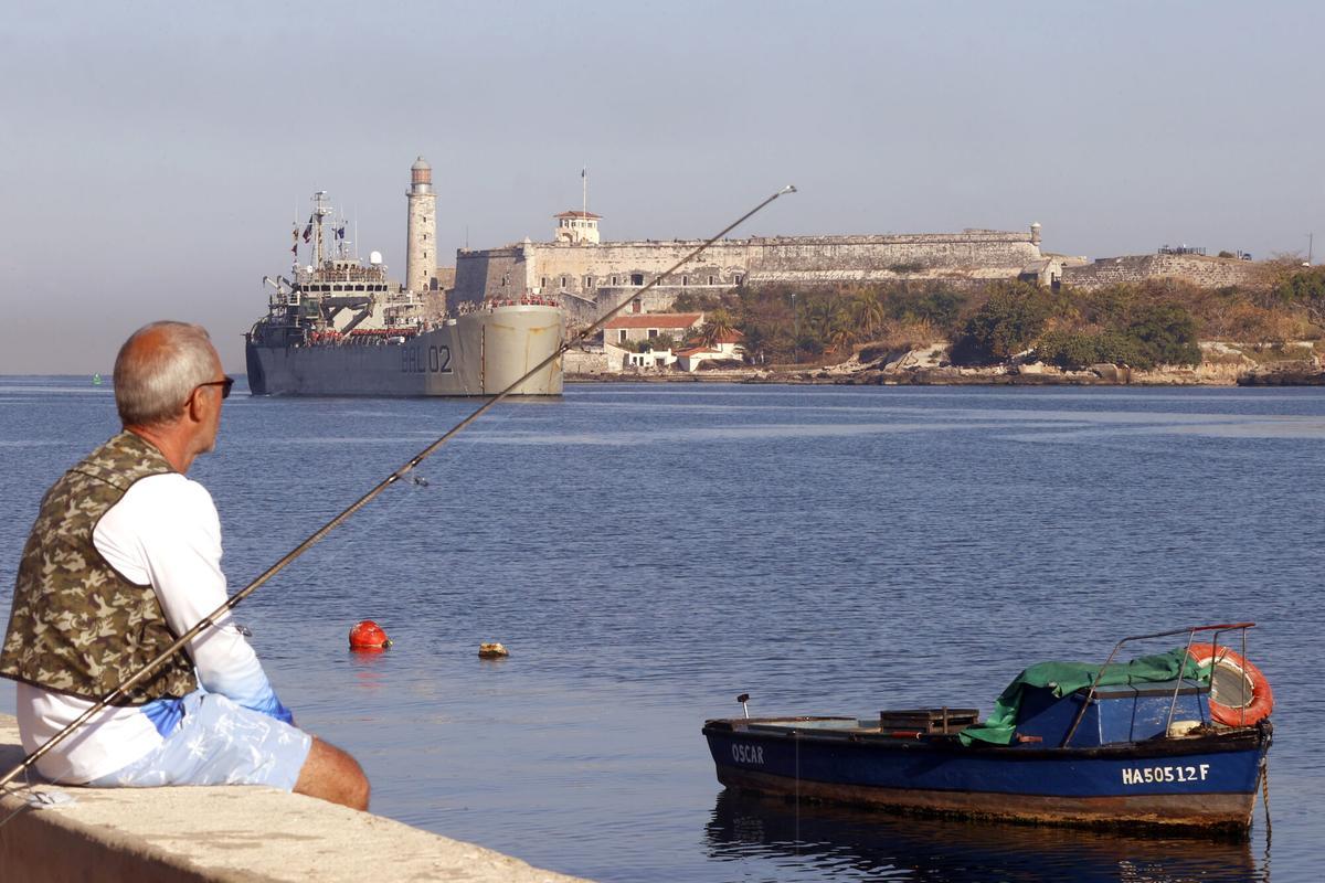 Una persona observa un barco de ayuda humanitaria procedente de México este jueves, en el puerto de La Habana.