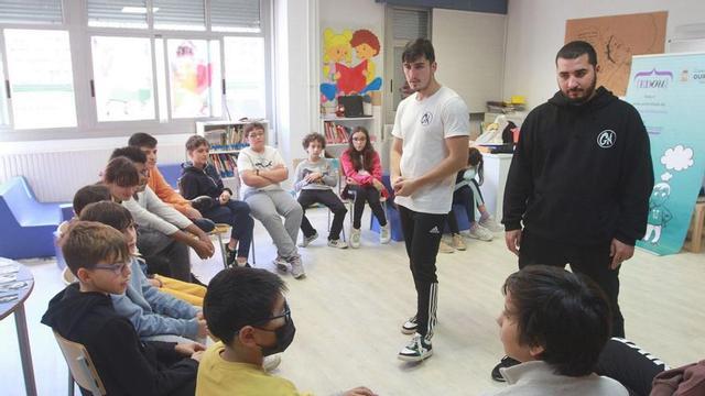 Claudio y Alan en una de las clases del CEIP Irmáns Villar.   | // I. OSORIO