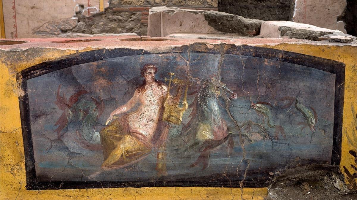 Detalle de un fresco que representa a una nereida (ninfa marina) montada sobre un caballo, parte de la decoración descubierta en un termopolio (restaurante de comida rápida) de Pompeya.