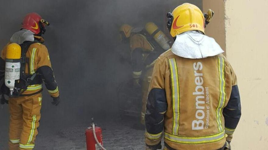 Los bomberos durante la intervención llevada a cabo ayer