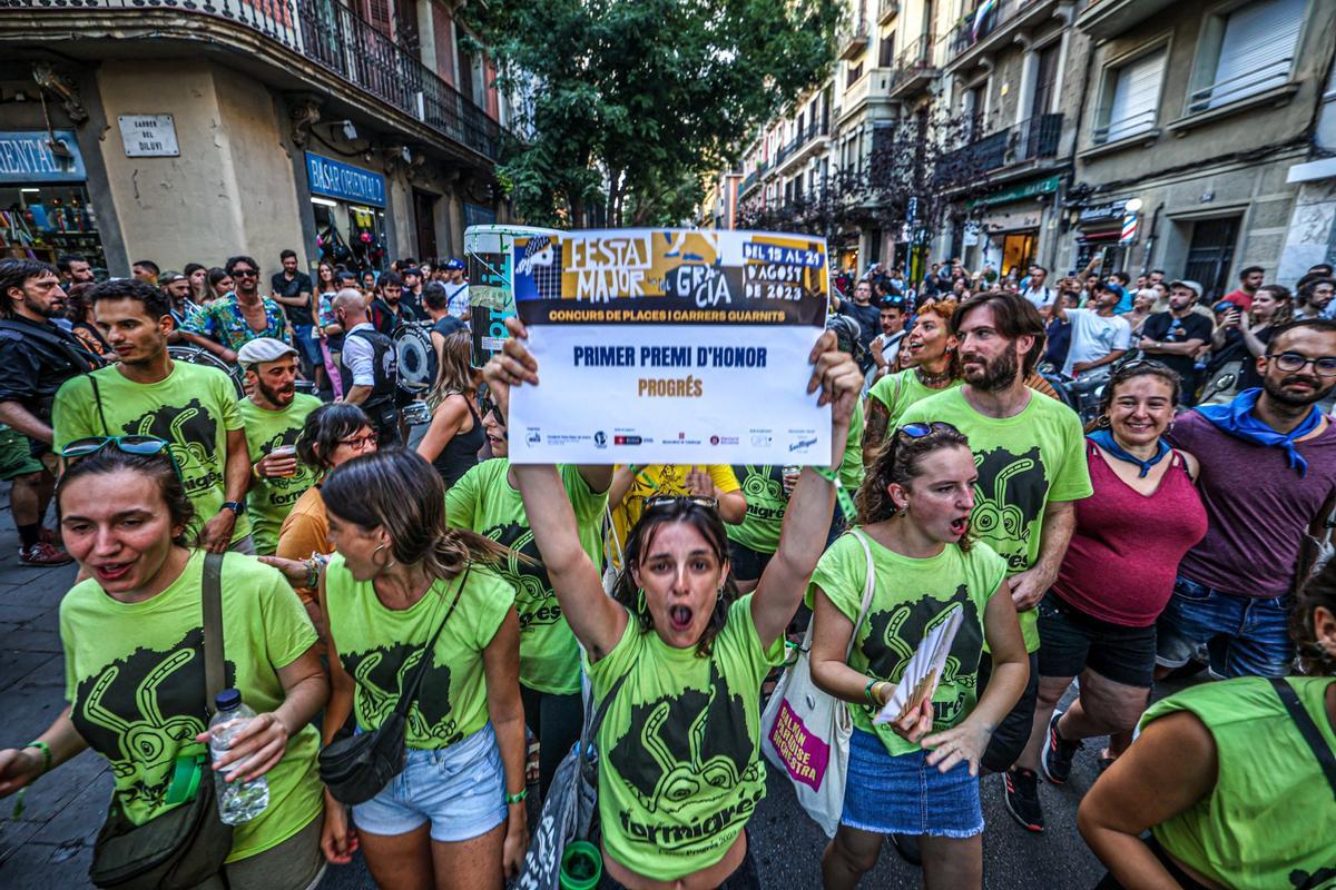 La calle Progrés se ha proclamado ganadora del concurso de decoraciones de la Fiesta Mayor de Gràcia de este año 2023. En esta ocasión, la temática en la que han trabajado los vecinos ha sido la película Bichos, bajo el nombre de Formigres.