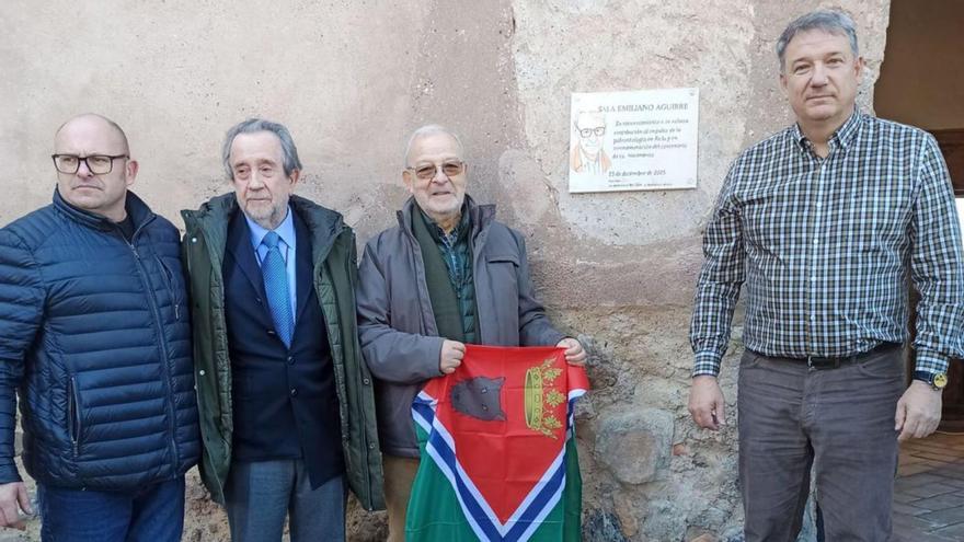 La placa fue descubierta por José Bule, hermano de la mujer de Emiliano Aguirre.