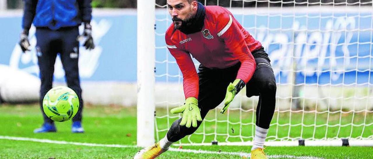 Miquel Àngel Moyà atajando un balón en un entreno.