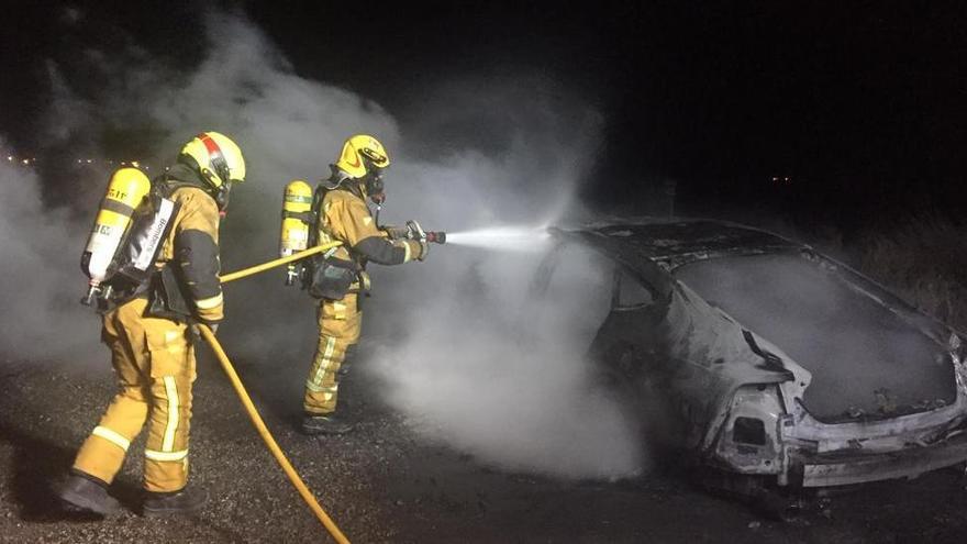 Queman un turismo robado en Monforte del Cid