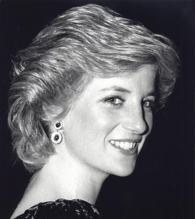 La Princesa Dianaasiste a una actuación de gala en Londres el 16 de diciembre de 1985