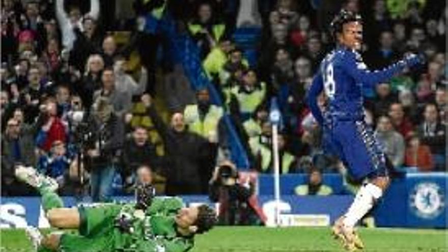 Loïc Rémy celebra el gol de la victòria del Chelsea contra l&#039;Stoke