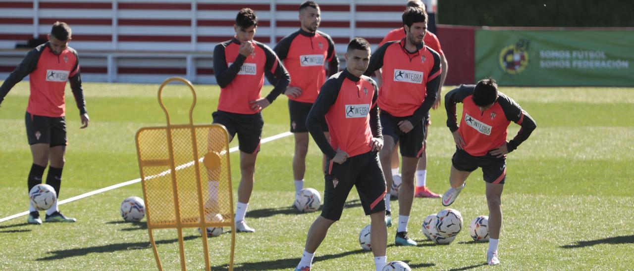 La plantilla del Sporting durante un entrenamiento en Mareo