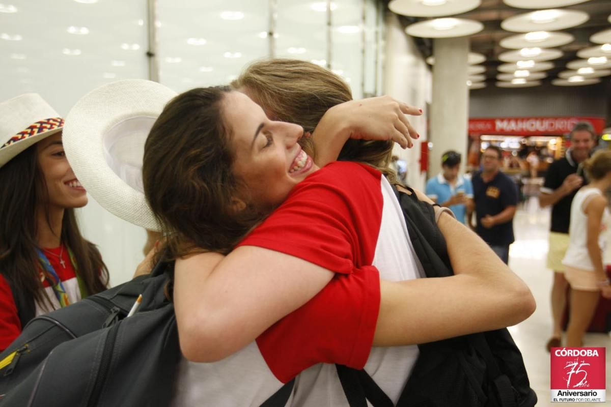 Recibimiento a Lourdes Mohedano en el aeropuerto de Madrid