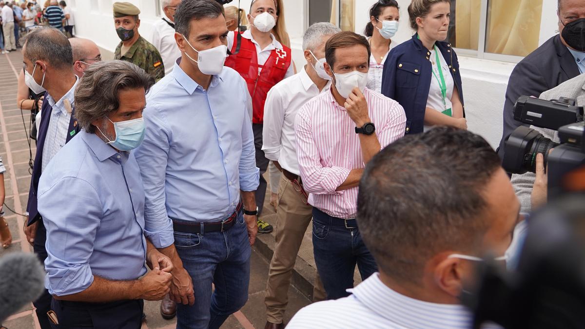 Los Reyes visitan el acuartelamiento del Fuerte donde se encuentran parte de las personas desalojadas tras la erupción del volcán en La Palma.