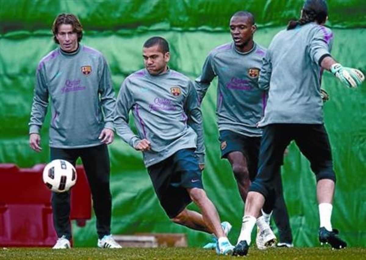 Maxwell, Alves, Abidal i Pinto, d’esquena, a l’entrenament del Barça de dilluns passat. Maxwell, Alves, Abidal i Pinto, d’esquena, a l’entrenament del Barça de dilluns passat.