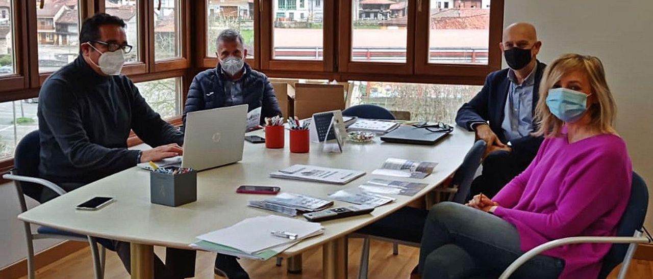 Por la izquierda, Julio González Zapico, Marcelino Martínez, Pablo Priesca, director general de CTIC, y María Jesús Alonso, gerente del Grupo de Desarrollo Rural del Alto Nalón, ayer, en Sobrescobio.