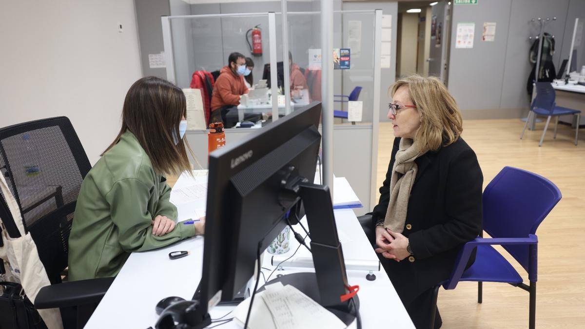 Una funcionaria atiende a una ciudadana, en una imagen de archivo del pasado mes de enero.
