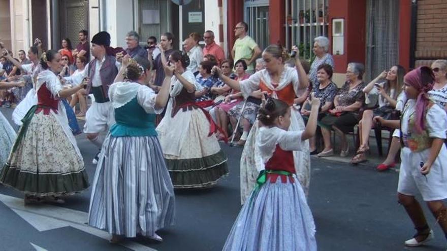 Torreblanca disfruta de un colorido «pregó» con carrozas y animaciones