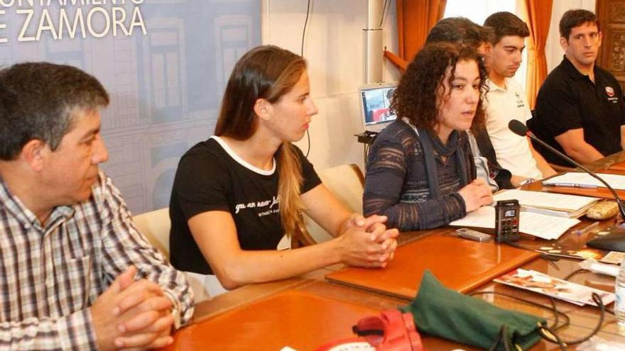 La concejal María José González rodeada de los deportistas participantes en la campaña.