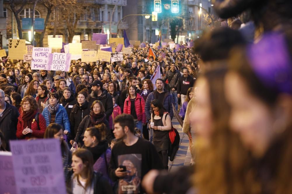 Multitudinària manifestació feminista a Girona