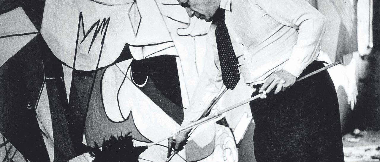 Pablo Picasso, «retocant» el Guernica, fotografiat per Dora Maar.