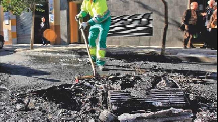 Los servicios

 de limpieza retiran los restos del incendio registrado durante la madrugada en Doctor Just