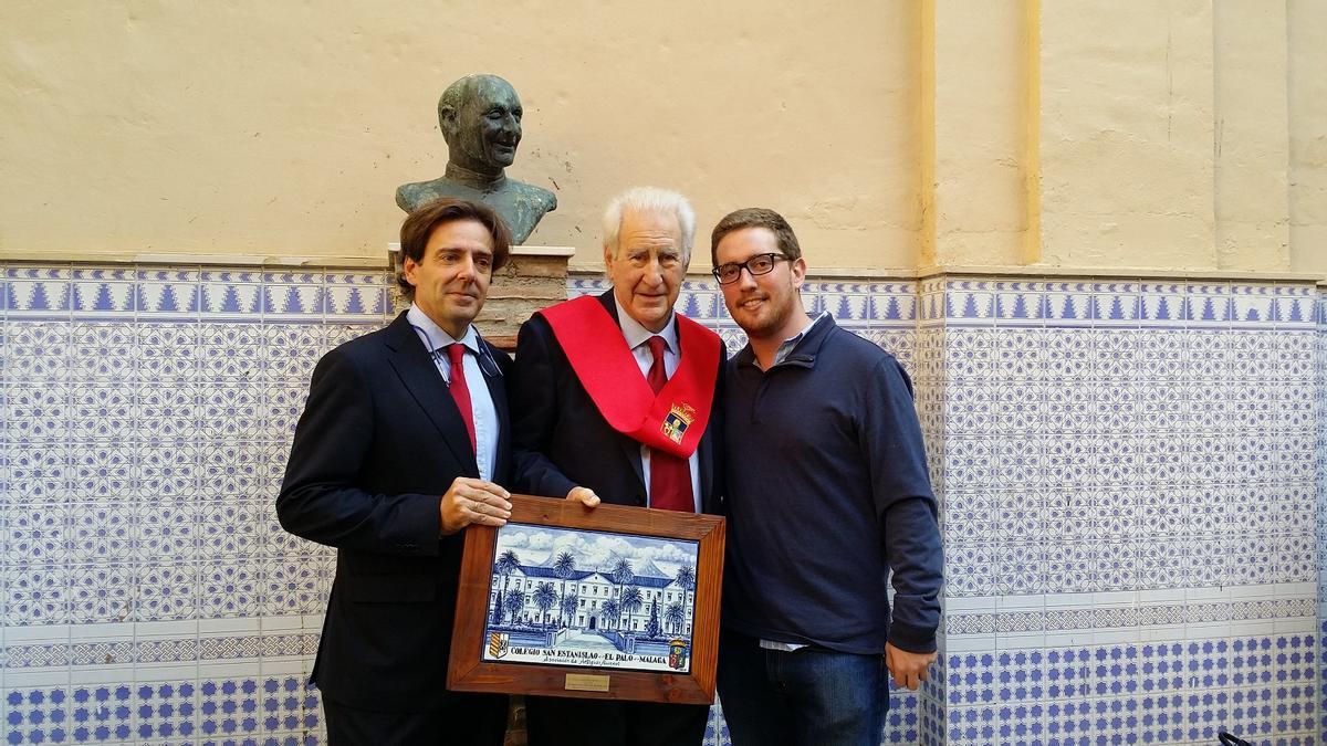 En 2015 fue nombrado colegial de honor de la Asociación de Antiguos Alumnos del Colegio San Estanislao, donde en el cuso 71-72 cursó el nuevo COU.