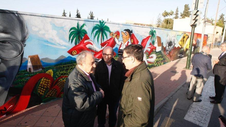 Nuevo mural decorado con motivos relacionados con la huerta en una pared exterior del hotel Nelva