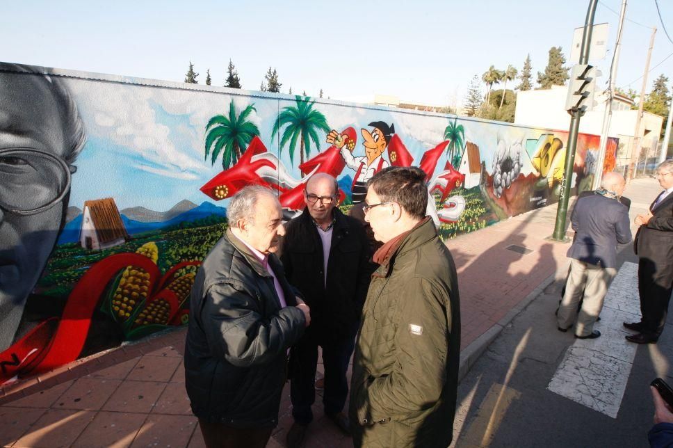 Nuevo mural decorado con motivos relacionados con la huerta en una pared exterior del hotel Nelva