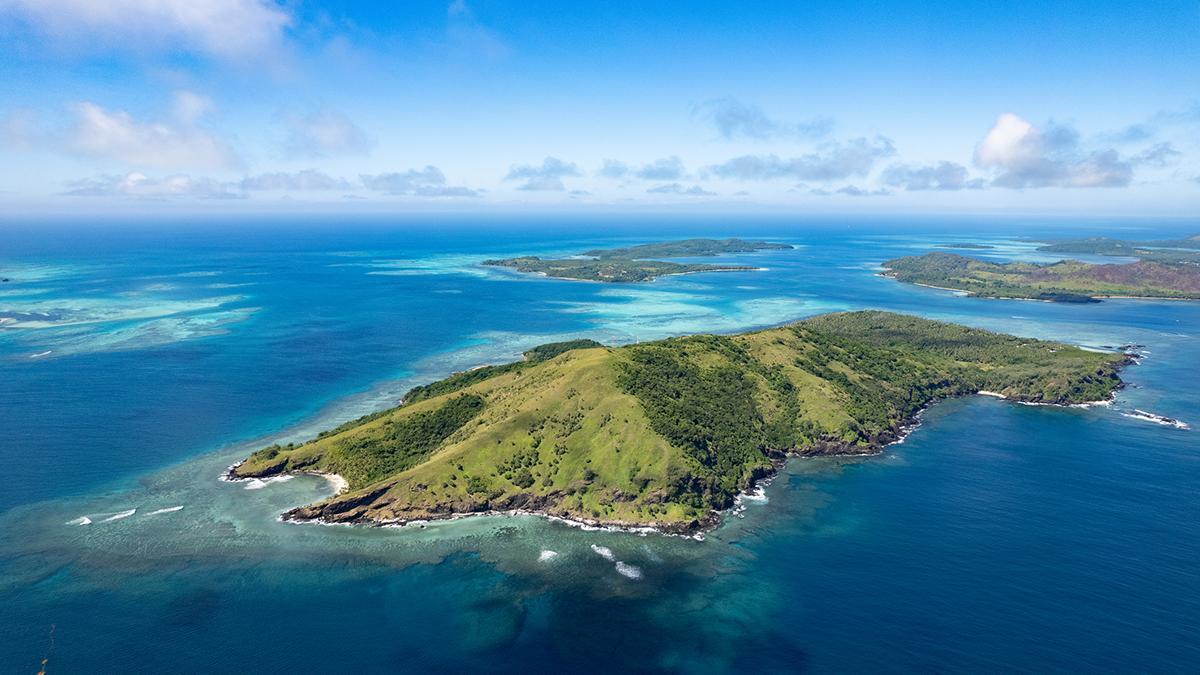 Vista aérea de Fiji, uno de los grandes escenarios del Pacífico y el archipiélago asociado al imaginario de Náufrago, la película de Tom Hanks que convirtió la isla remota en mito cinematográfico.