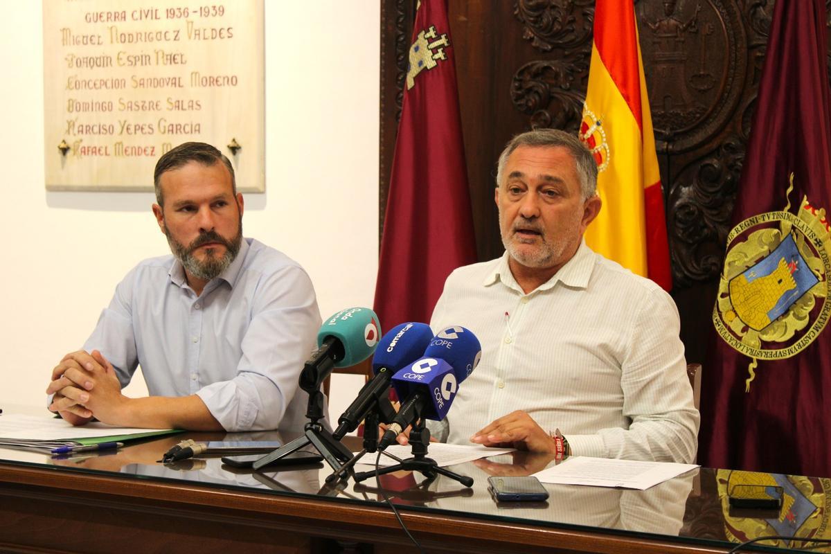 Ángel Meca (d.) y José Martínez (i.) ante los medios de comunicación.