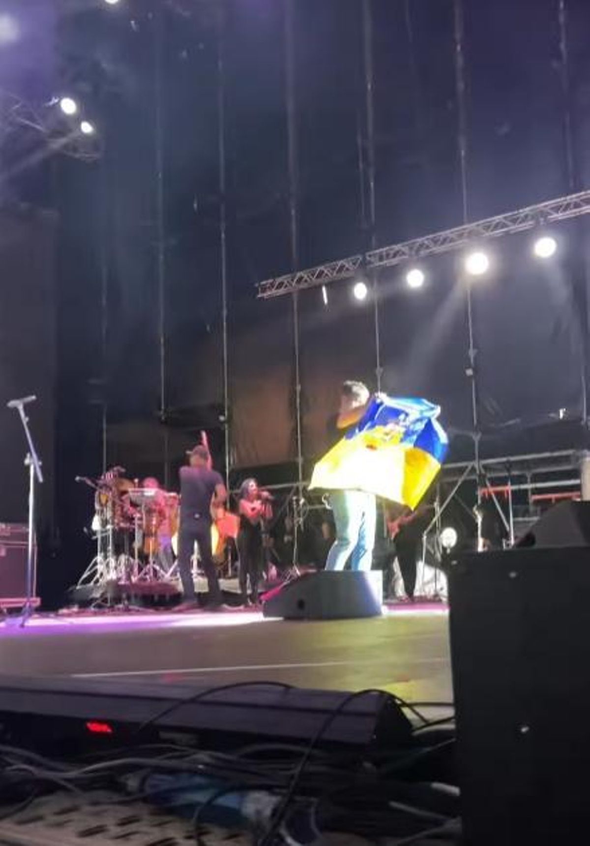 David Muñoz ondea una bandera de la UD Las Palmas