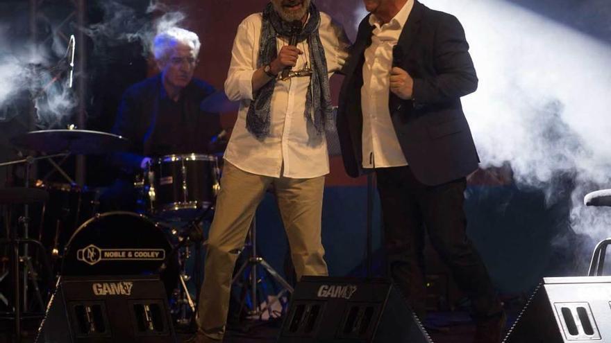 Chus Pedro y Pipo Prendes, en el concierto inicial de la gira, en 2016, en Oviedo.