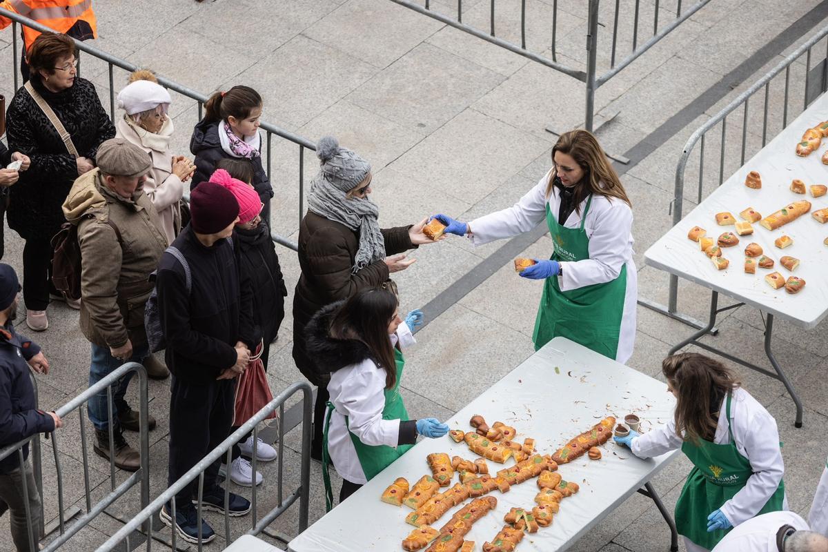 En imágenes | EL PERIÓDICO DE ARAGÓN reparte 20.000 raciones de roscón en la plaza del Pilar por San Valero