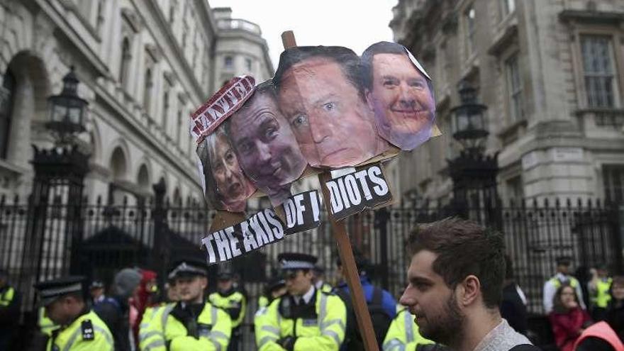 Policías protegen la residencia oficial de Cameron en Londres. // Reuters