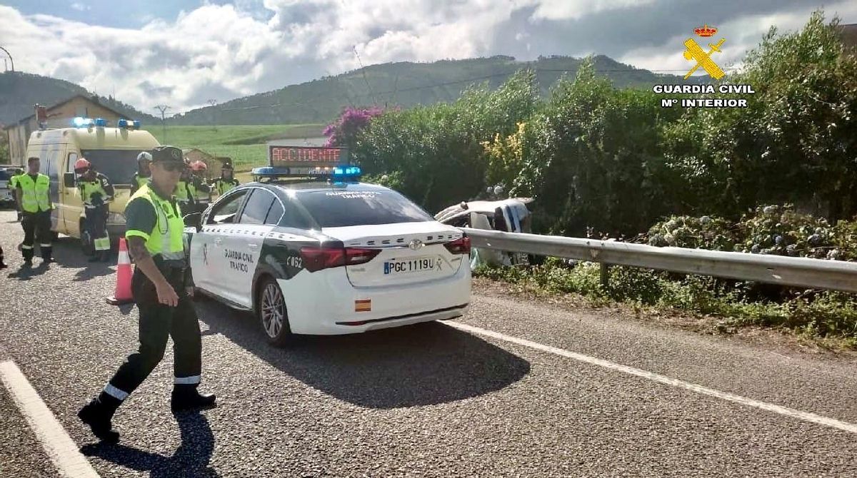 Efectivos de la Guardia Civil y bomberos en la zona del accidente