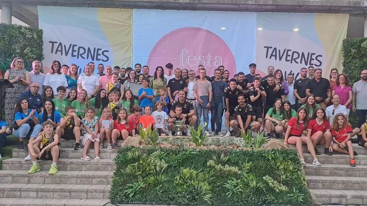La foto final de familia de 2024 con los premiados y las autoridades locales