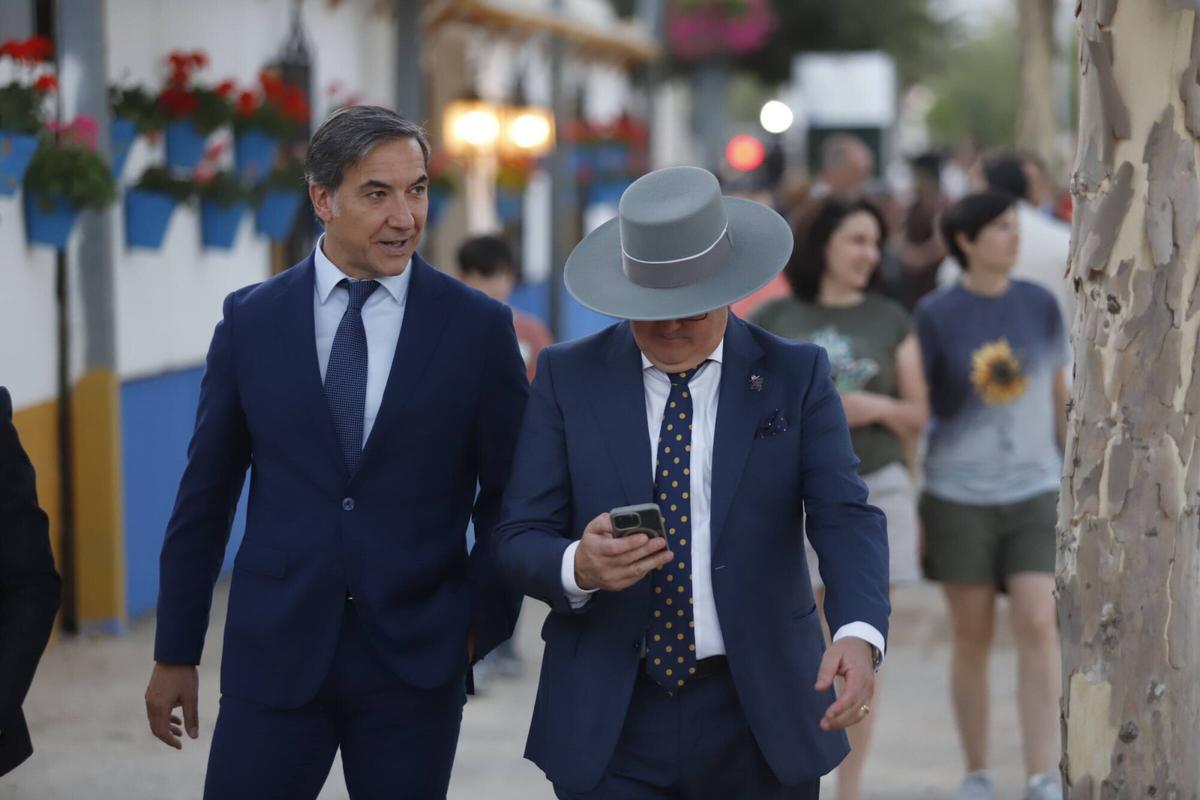 Los cordobeses disfrutan de la fiesta desde horas antes del encendido de la portada Los cordobeses disfrutan de la fiesta desde horas antes del encendido de la portada