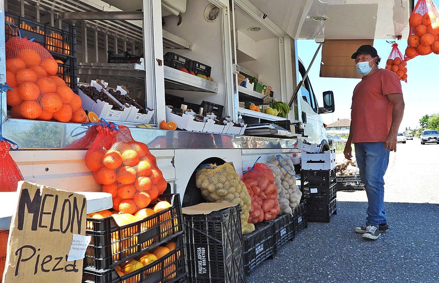 Ricardo Albaneses, de 61, trabaja con un camión de fruta que estaciona también en Cambeo. // F. CASANOVA