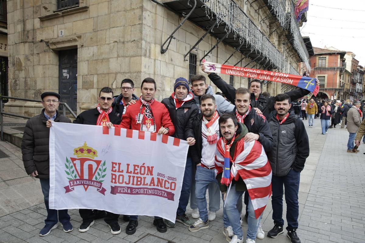 La Mareona invade León ates del partido del Sporting