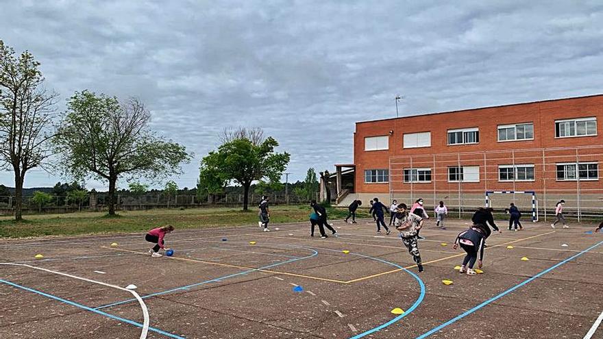 Un grupo de estudiantes, en su clase de Educación Física. | Cedida