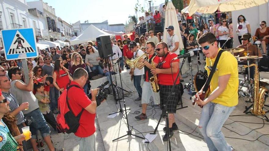 La banda yeclana Rokavieja durante un concierto.